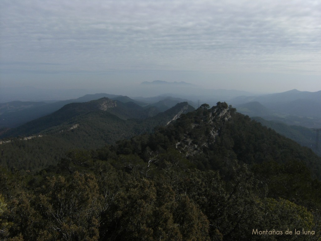 Sierra de Miralles: delante l'Agulla Grossa y al fondo Montserrat